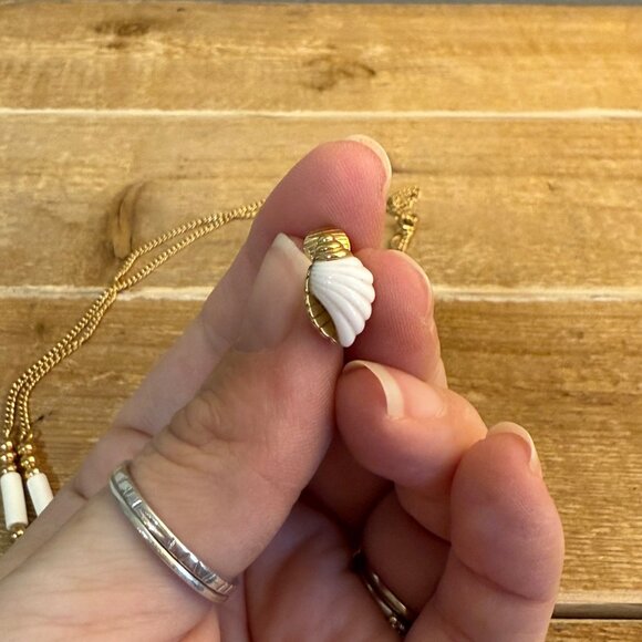 Vintage 70's Avon White Seashell Lucite Pendant Necklace & Clip On Earrings - Picture 3 of 5